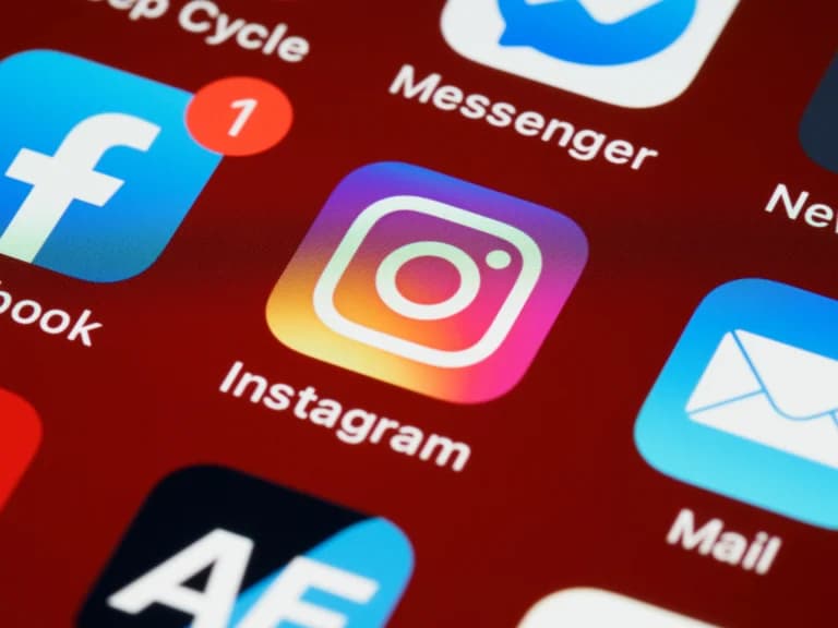 Instagram ajuda, mas site profissional ainda faz diferença